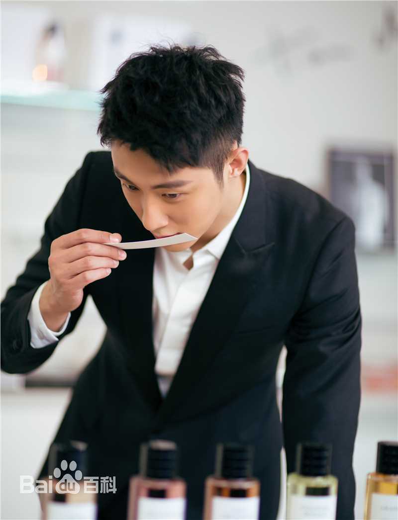 黄景瑜(Johnny)Dior迪奥 香氛世家大使素颜照壁纸