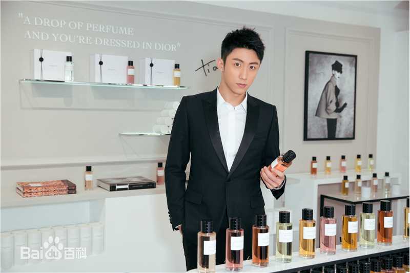 黄景瑜(Johnny)Dior迪奥 香氛世家大使素颜照壁纸