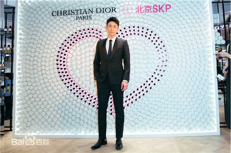 黄景瑜(Johnny)Dior迪奥 香氛世家大使素颜照壁纸