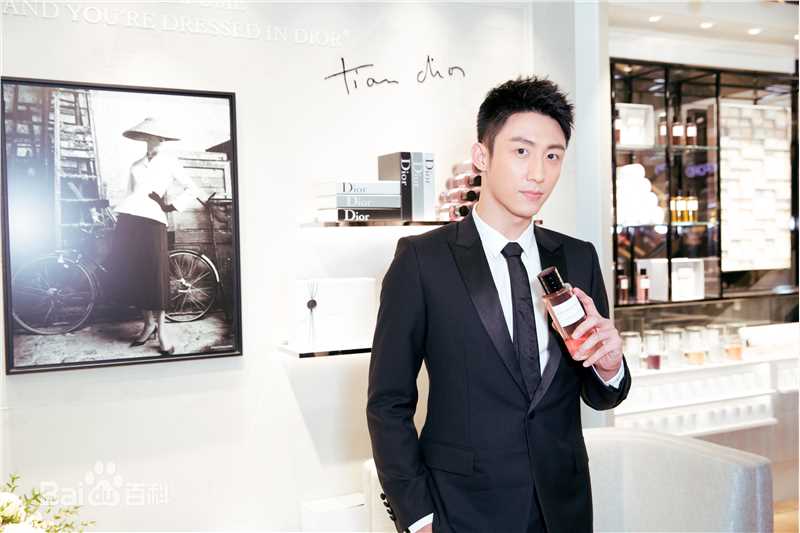 黄景瑜(Johnny)Dior迪奥 香氛世家大使素颜照壁纸