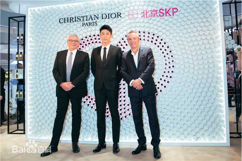 黄景瑜(Johnny)Dior迪奥 香氛世家大使素颜照壁纸