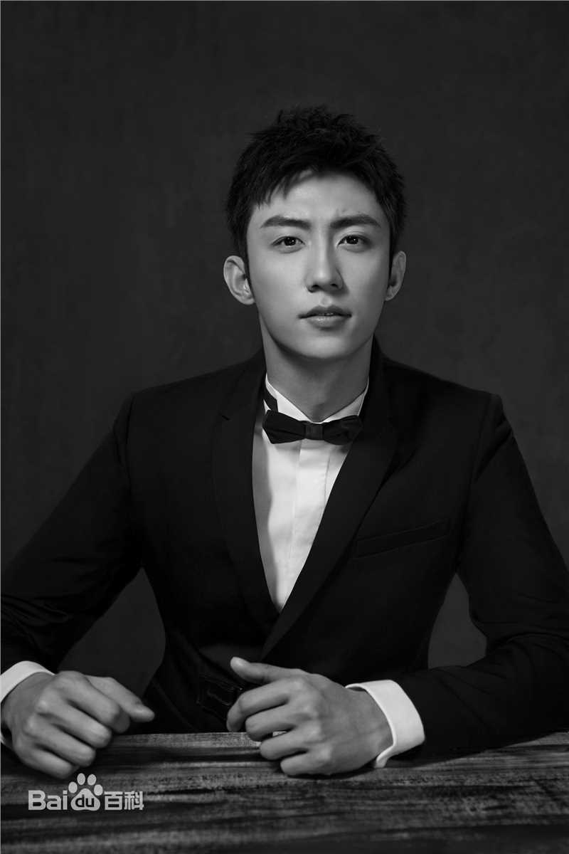 黄景瑜(Johnny)Dior迪奥 香氛世家大使素颜照壁纸