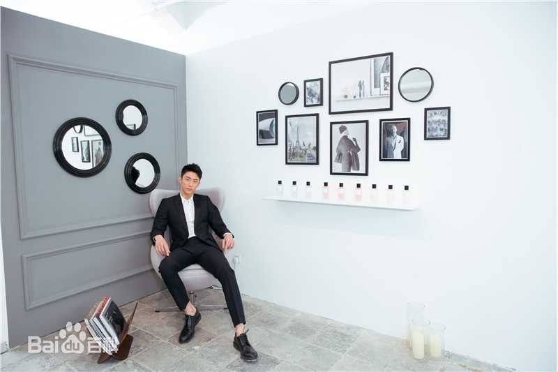 黄景瑜(Johnny)Dior迪奥 香氛世家大使素颜照壁纸