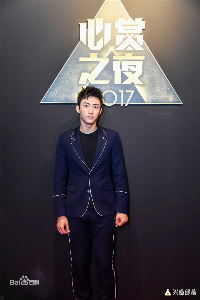 黄景瑜(Johnny)兴趣部落心赏之夜年度心赏最具商业价值演员前后照片