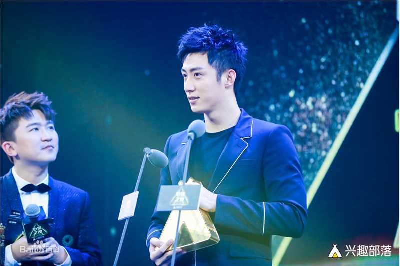 黄景瑜(Johnny)兴趣部落心赏之夜年度心赏最具商业价值演员前后照片