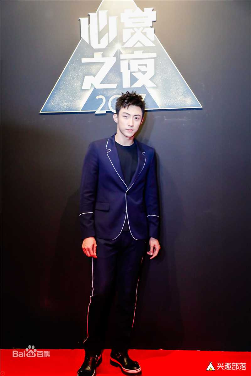 黄景瑜(Johnny)兴趣部落心赏之夜年度心赏最具商业价值演员前后照片