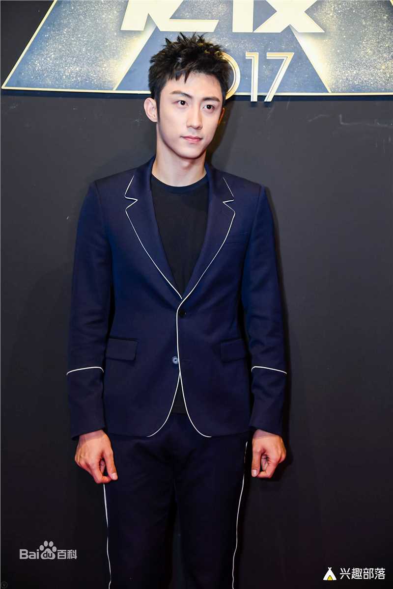 黄景瑜(Johnny)兴趣部落心赏之夜年度心赏最具商业价值演员前后照片