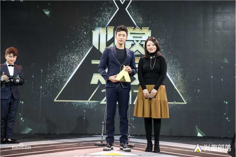 黄景瑜(Johnny)兴趣部落心赏之夜年度心赏最具商业价值演员前后照片