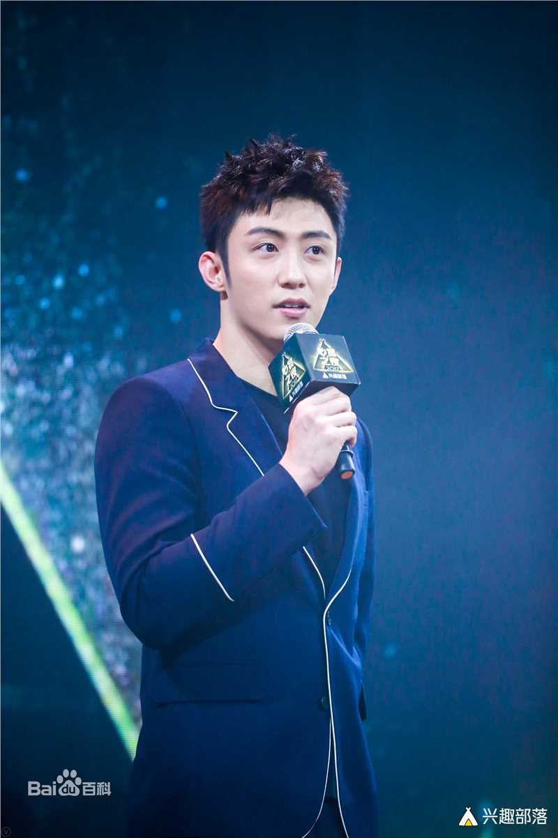 黄景瑜(Johnny)兴趣部落心赏之夜年度心赏最具商业价值演员前后照片