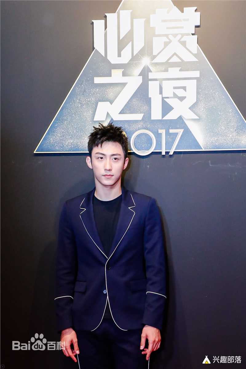 黄景瑜(Johnny)兴趣部落心赏之夜年度心赏最具商业价值演员前后照片