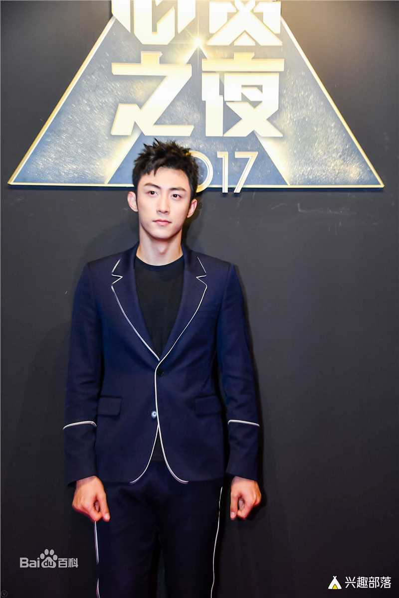 黄景瑜(Johnny)兴趣部落心赏之夜年度心赏最具商业价值演员前后照片