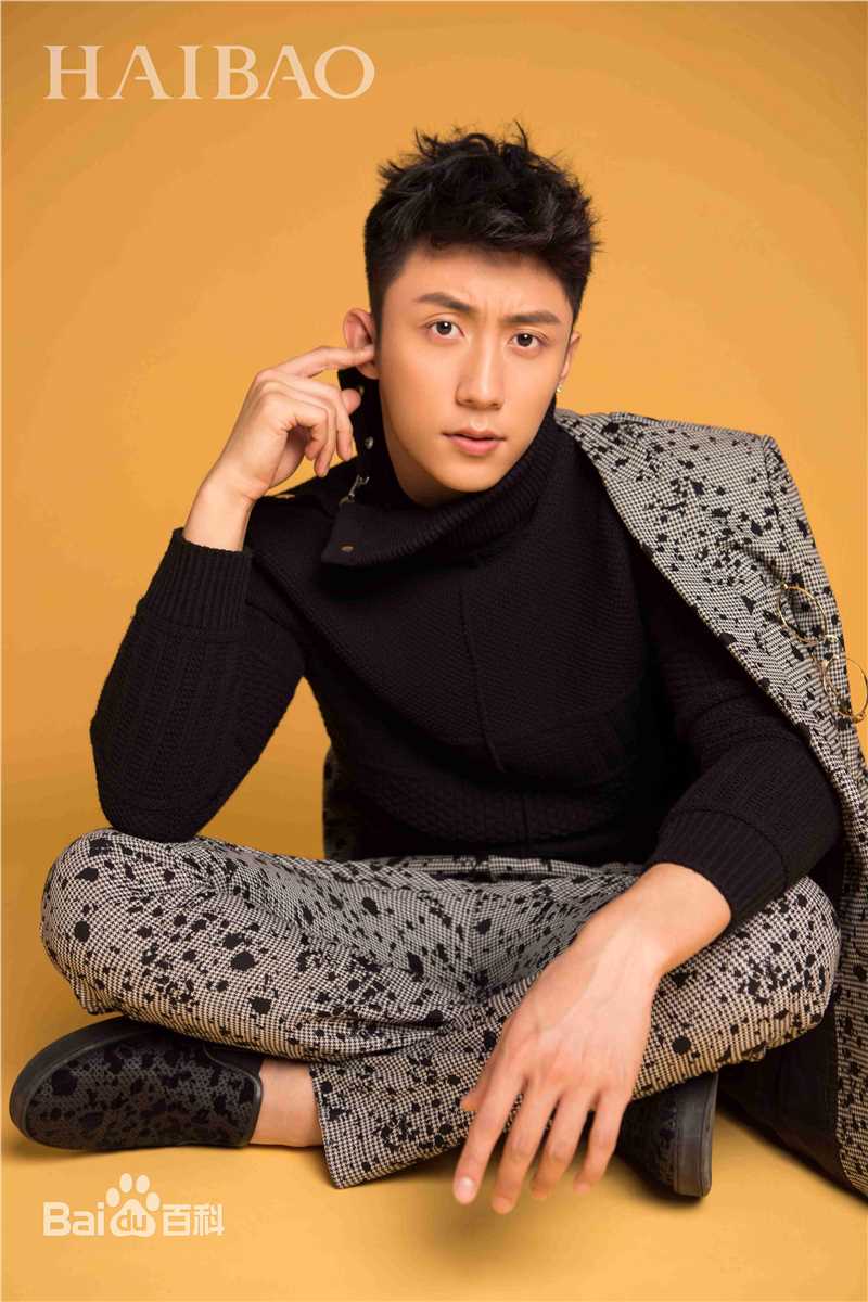 黄景瑜(Johnny)《最新海报时尚网》壁纸