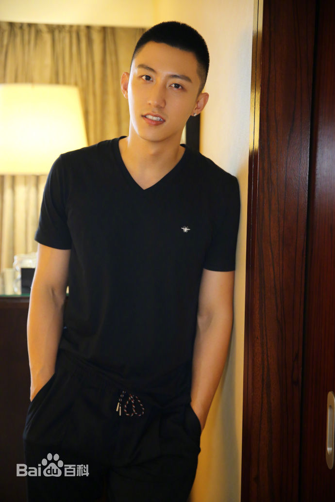 黄景瑜(Johnny)出席活动图片图册