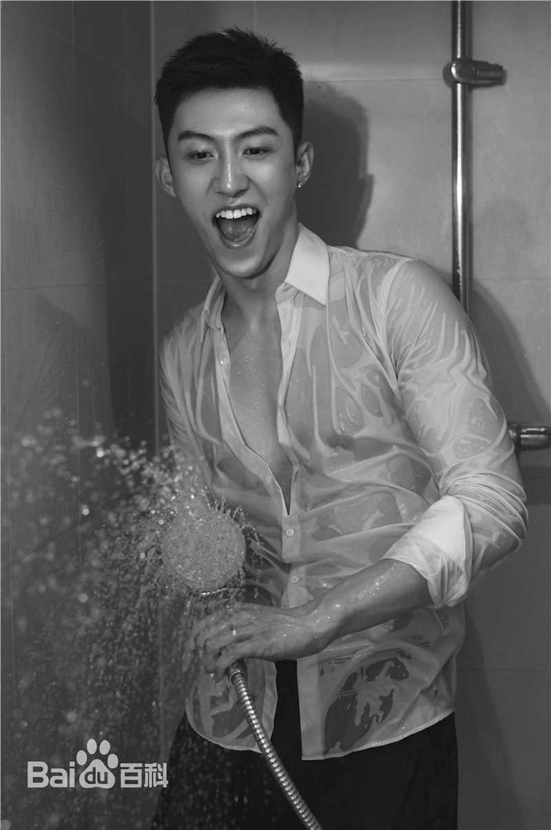 最新黄景瑜(Johnny)在《红秀Grazia》中的壁纸