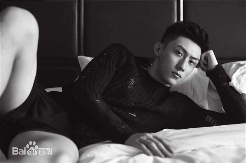 最新黄景瑜(Johnny)在《红秀Grazia》中的壁纸