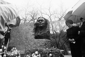 孙道临铜像素颜照壁纸