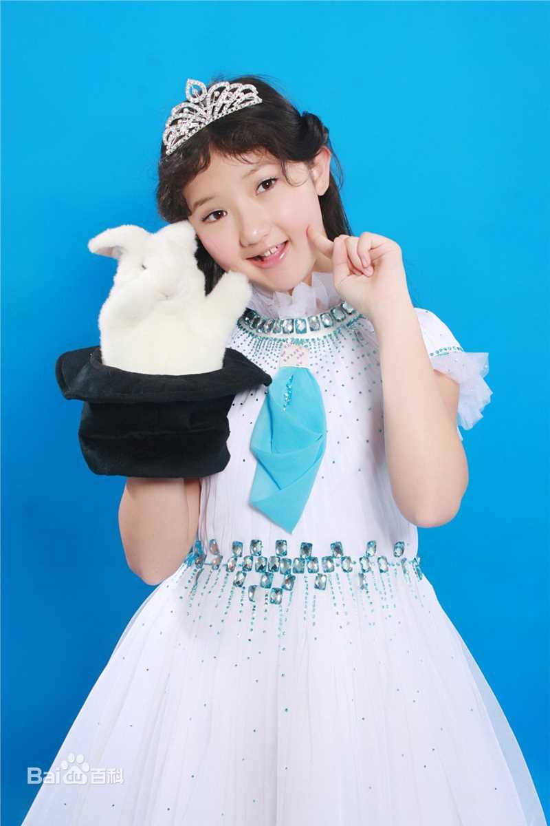 方圆(Fiona Fang)童年艺术照前后照片