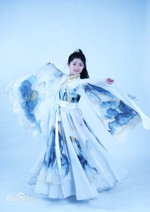 方圆(Fiona Fang)童年艺术照前后照片