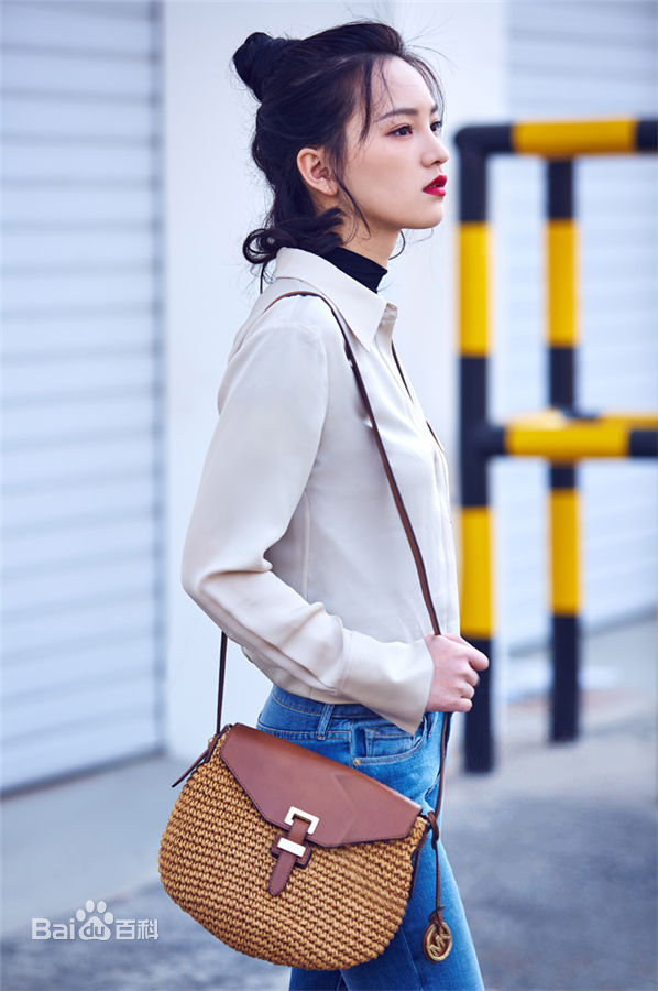 黄灿灿街拍图册