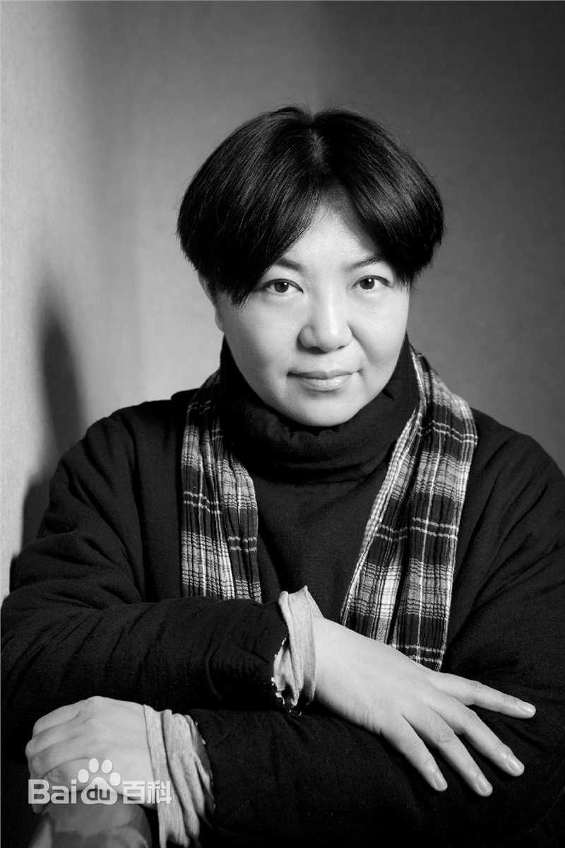 田沁鑫导演素颜照壁纸