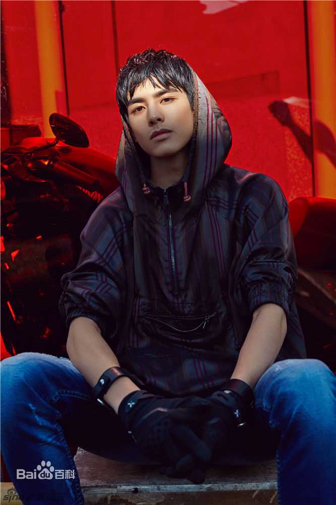 宋威龙(Song Weilong)精选《伊周》杂志图册