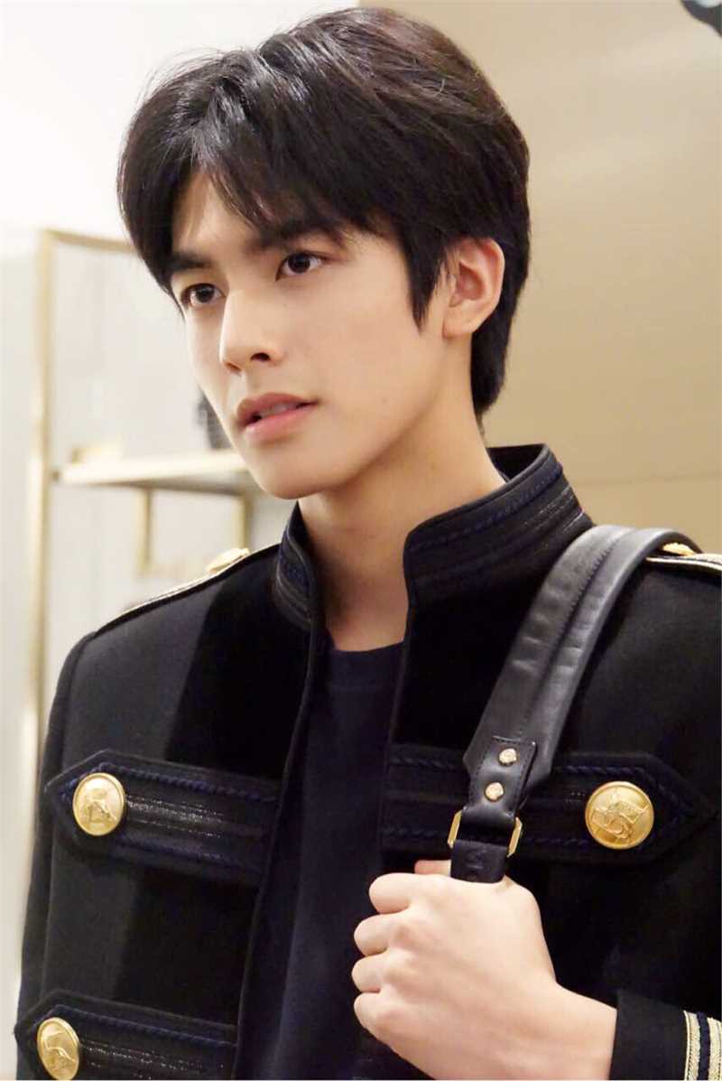 宋威龙(Song Weilong)出席活动壁纸壁纸