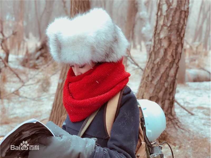 蒋依依(Olivia)天坑鹰猎生活照