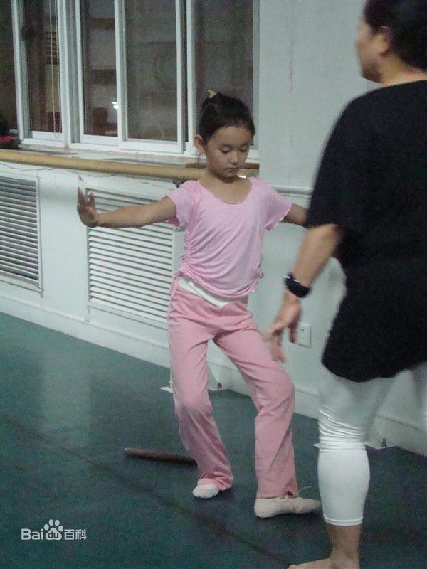 蒋依依(Olivia)练功图性感图片图集