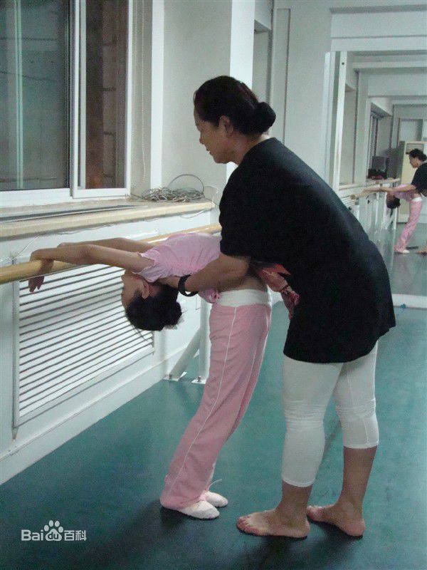 蒋依依(Olivia)练功图性感图片图集