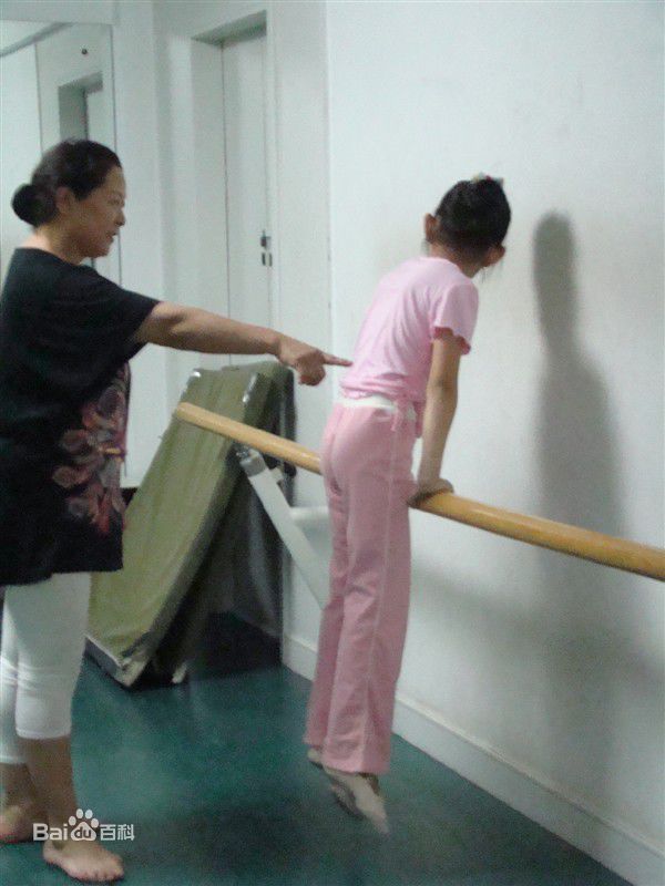 蒋依依(Olivia)练功图性感图片图集