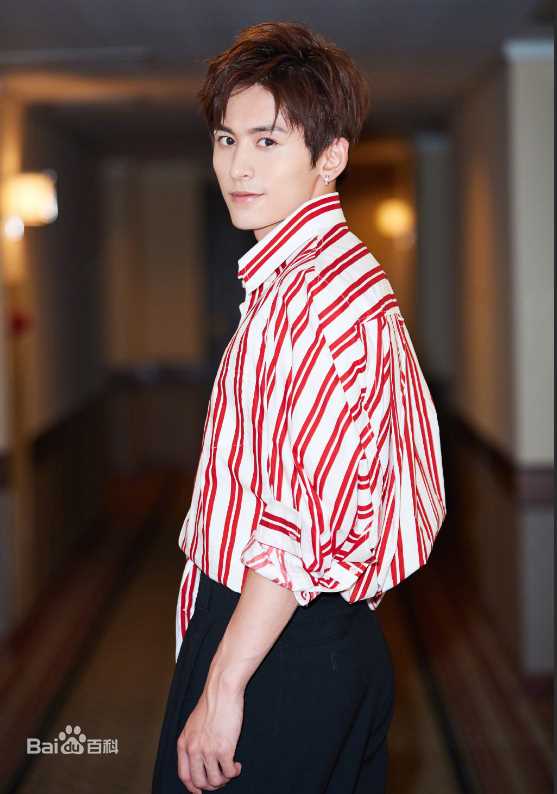 最新张哲瀚在《芸汐传》发布会中的壁纸