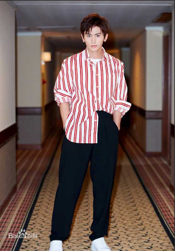 最新张哲瀚在《芸汐传》发布会中的壁纸