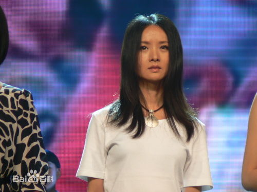 谢兰参加活动的前后照片