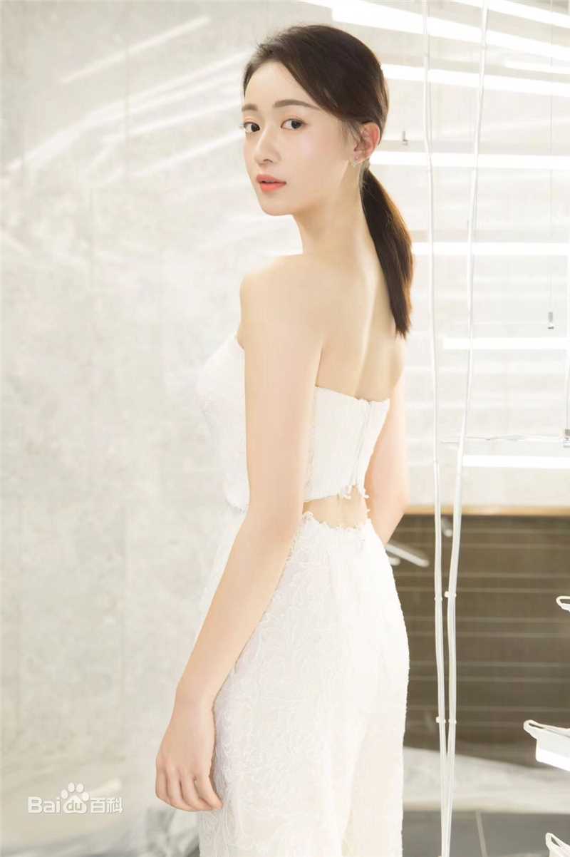 吴谨言芭莎珠宝夜宴前后照片