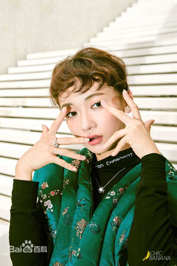 最新吴谨言在《香蕉街拍ChicBanana》中的图集