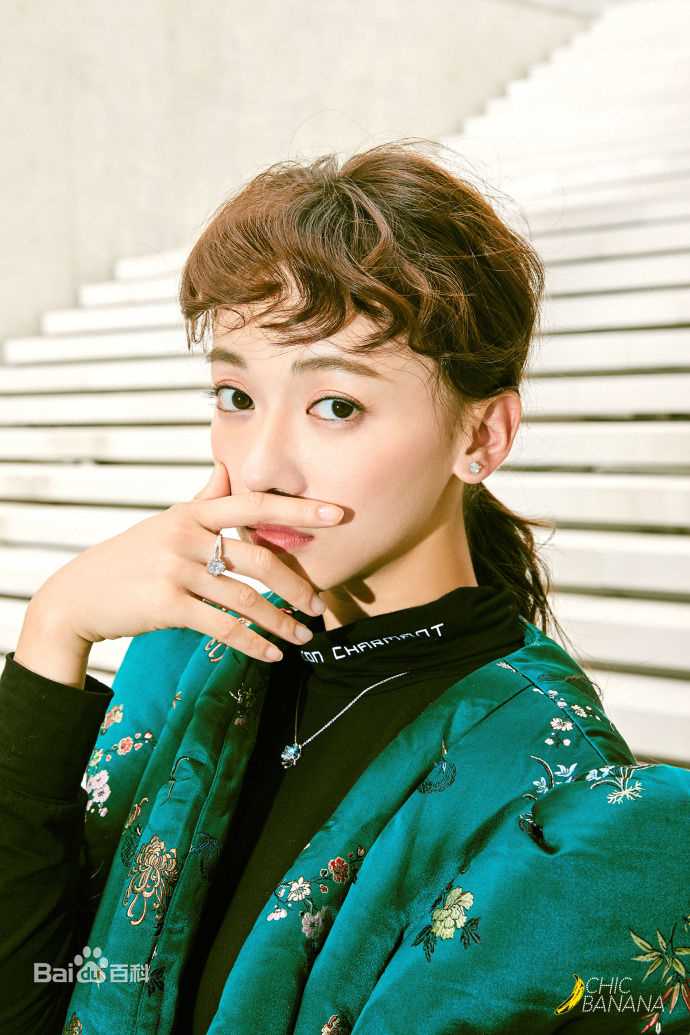 最新吴谨言在《香蕉街拍ChicBanana》中的图集