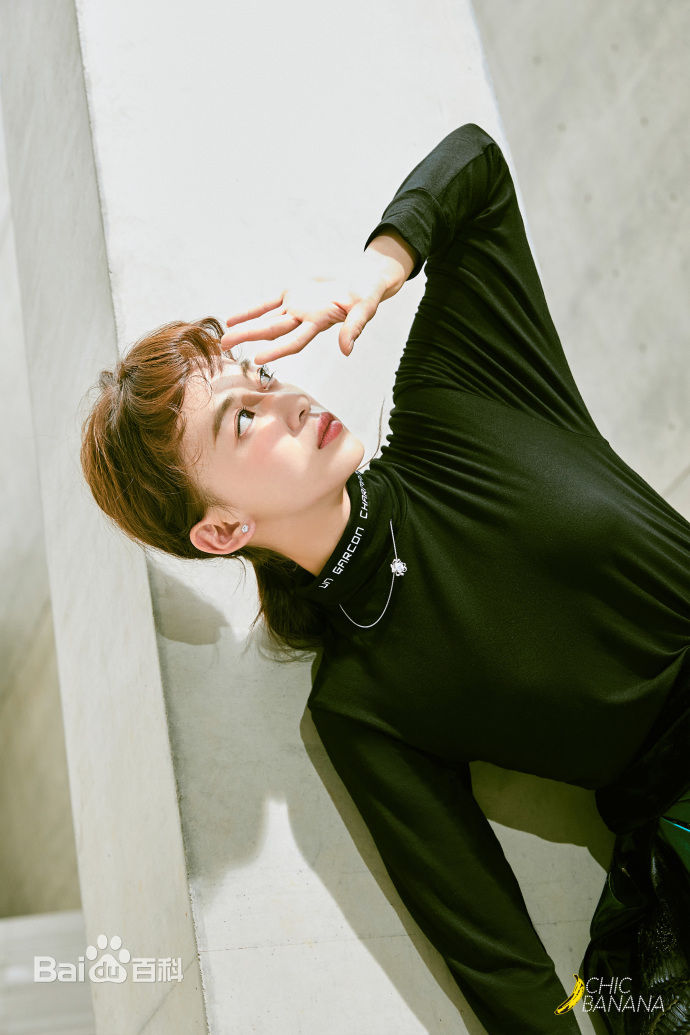 最新吴谨言在《香蕉街拍ChicBanana》中的图集