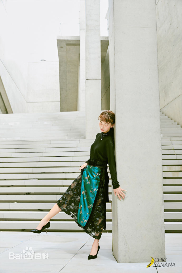 最新吴谨言在《香蕉街拍ChicBanana》中的图集