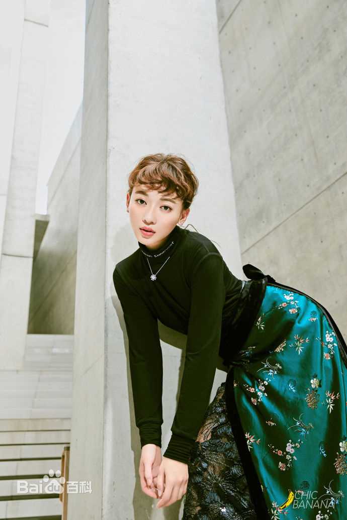 最新吴谨言在《香蕉街拍ChicBanana》中的图集