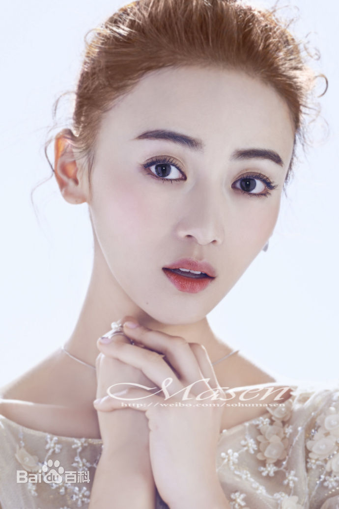 最新吴谨言在《New Face》中的图集