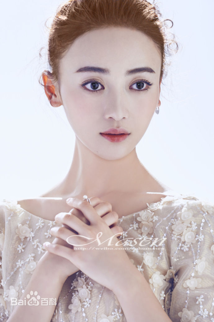 最新吴谨言在《New Face》中的图集