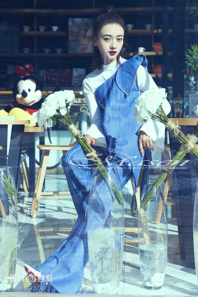 最新吴谨言在《New Face》中的图集