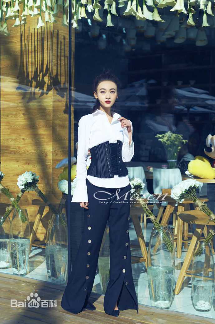 最新吴谨言在《New Face》中的图集