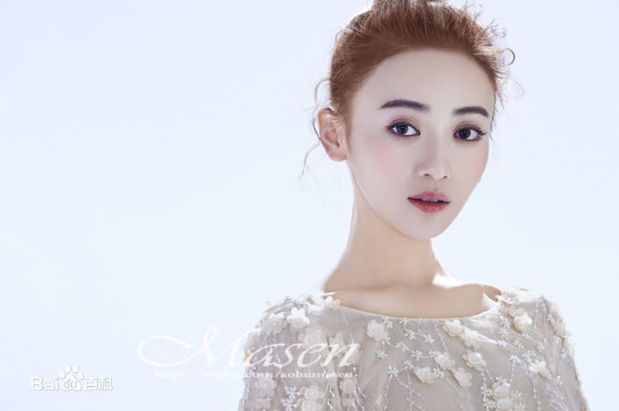 最新吴谨言在《New Face》中的图集