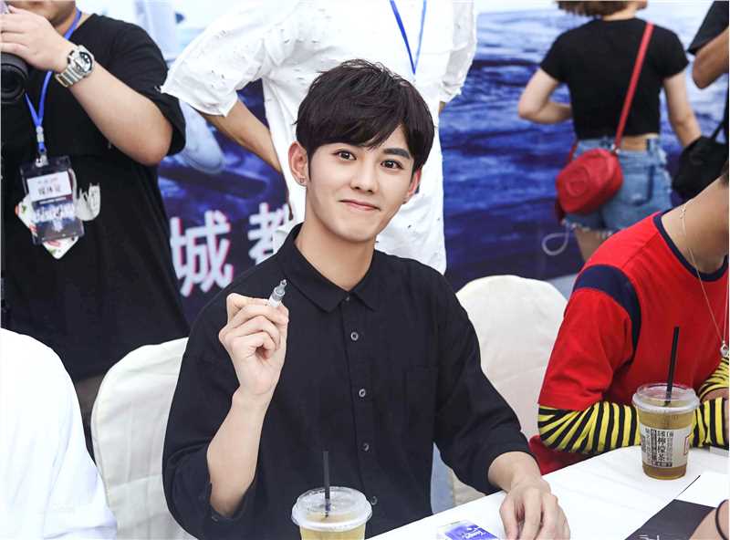 最全蓝博在《超次元偶像》中的壁纸