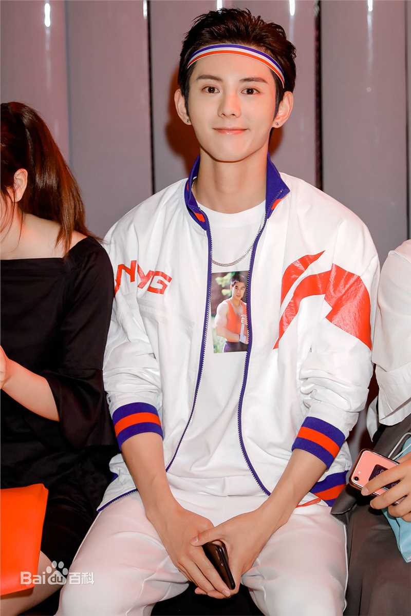 蓝博Li-Ning巴黎时装周素颜照壁纸