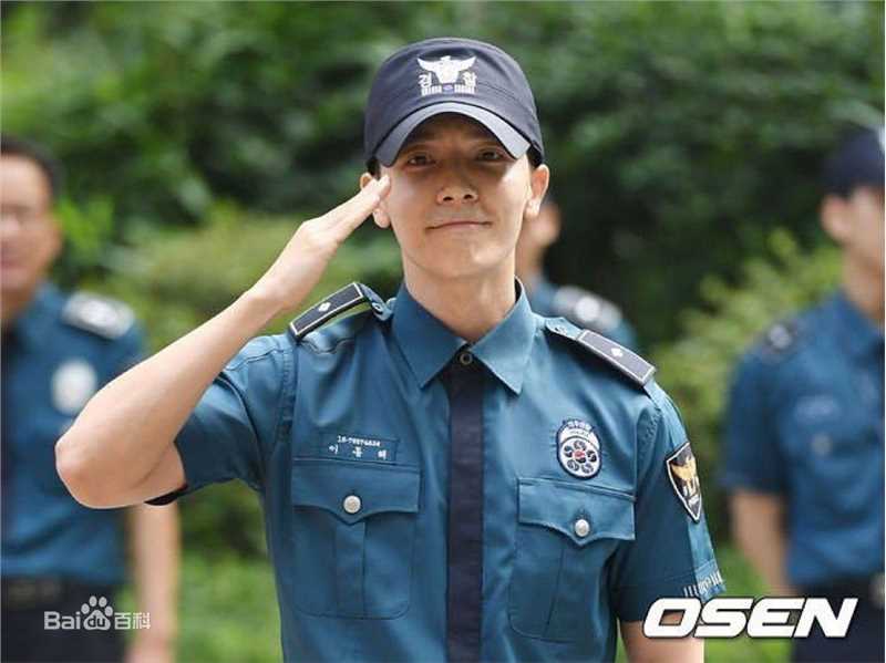 李东海(Lee Dong Hae)入伍服役前后照片