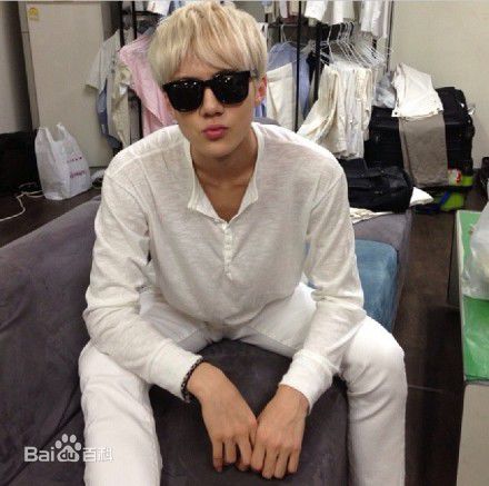 吴世勋(（韩文名）、SE HUN（官方艺名）、Oh SeHun)世勋的Instagram前后照片