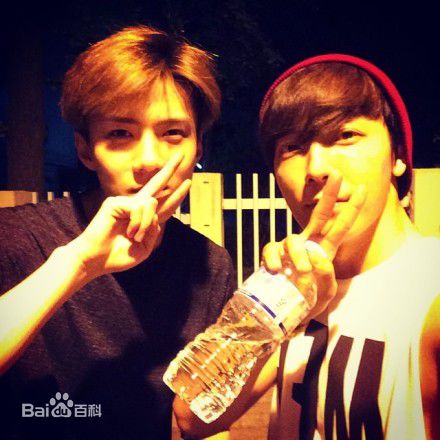 吴世勋(（韩文名）、SE HUN（官方艺名）、Oh SeHun)世勋的Instagram前后照片