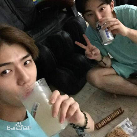 吴世勋(（韩文名）、SE HUN（官方艺名）、Oh SeHun)世勋的Instagram前后照片